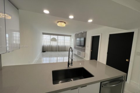 Condo in Miami, Florida, 1 bedroom  № 2180242 - photo 11