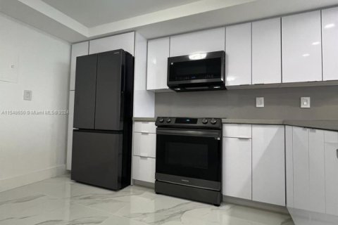 Condo in Miami, Florida, 1 bedroom  № 2180242 - photo 10