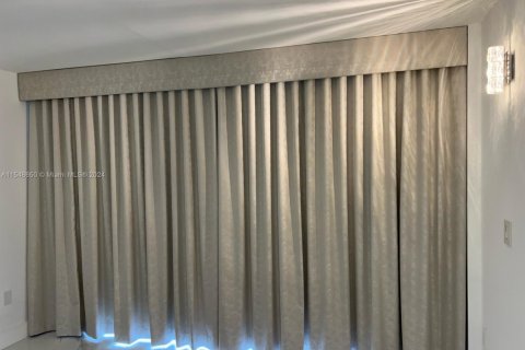 Condo in Miami, Florida, 1 bedroom  № 2180242 - photo 27