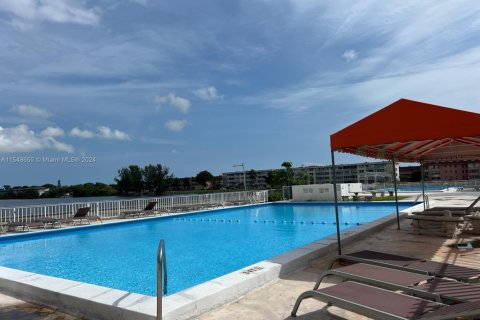 Condo in Miami, Florida, 1 bedroom  № 2180242 - photo 4