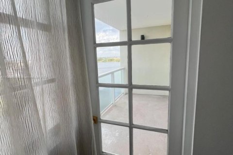 Condo in Miami, Florida, 1 bedroom  № 2180242 - photo 17