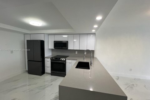 Condo in Miami, Florida, 1 bedroom  № 2180242 - photo 6