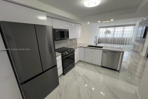 Condo in Miami, Florida, 1 bedroom  № 2180242 - photo 7