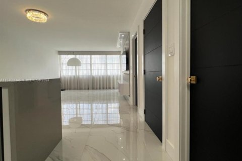 Condo in Miami, Florida, 1 bedroom  № 2180242 - photo 13