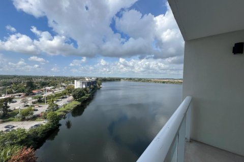Condo in Miami, Florida, 1 bedroom  № 2180242 - photo 2