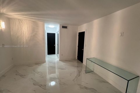 Condo in Miami, Florida, 1 bedroom  № 2180242 - photo 25