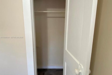 Снять в аренду виллу или дом в Майами, Флорида 1 спальня, 318м2, № 2005602 - фото 2