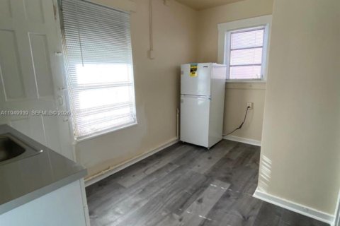 Снять в аренду виллу или дом в Майами, Флорида 1 спальня, 318м2, № 2005602 - фото 3