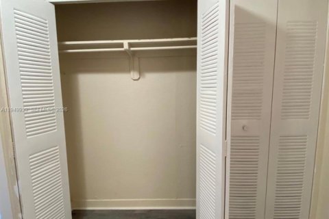 Снять в аренду виллу или дом в Майами, Флорида 1 спальня, 318м2, № 2005602 - фото 6