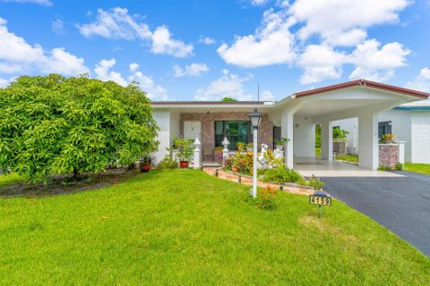 House in Lauderdale Lakes, Florida 2 bedrooms, 133.97 sq.m. № 2268177