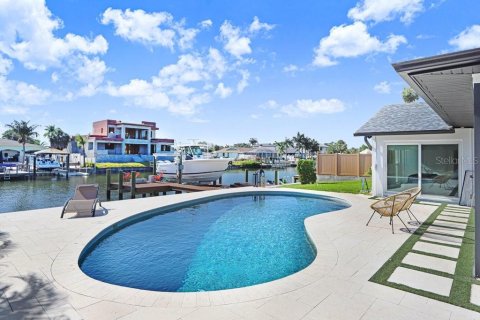 House in Tampa, Florida 4 bedrooms, 179.3 sq.m. № 2203571 - photo 23