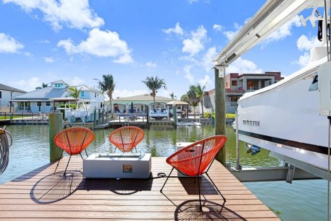 House in Tampa, Florida 4 bedrooms, 179.3 sq.m. № 2203571 - photo 30