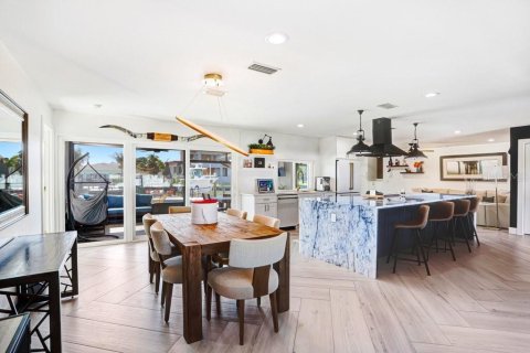 House in Tampa, Florida 4 bedrooms, 179.3 sq.m. № 2203571 - photo 7