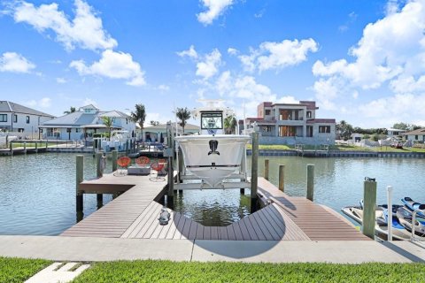House in Tampa, Florida 4 bedrooms, 179.3 sq.m. № 2203571 - photo 29