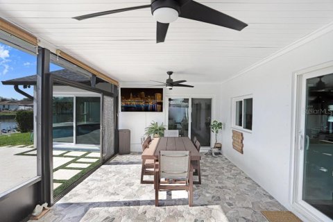 House in Tampa, Florida 4 bedrooms, 179.3 sq.m. № 2203571 - photo 20