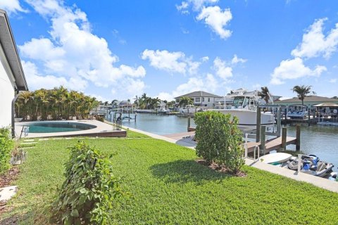 House in Tampa, Florida 4 bedrooms, 179.3 sq.m. № 2203571 - photo 26