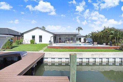 House in Tampa, Florida 4 bedrooms, 179.3 sq.m. № 2203571 - photo 27