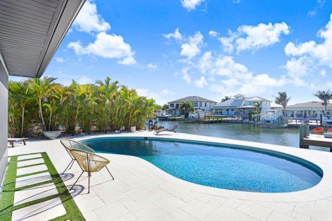 House in Tampa, Florida 4 bedrooms, 179.3 sq.m. № 2203571 - photo 25