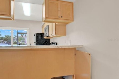 Condo in New Port Richey, Florida, 2 bedrooms  № 1689755 - photo 9