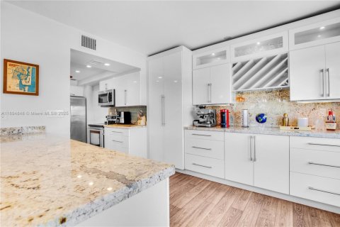Condo in Fort Lauderdale, Florida, 2 bedrooms  № 1947441 - photo 30