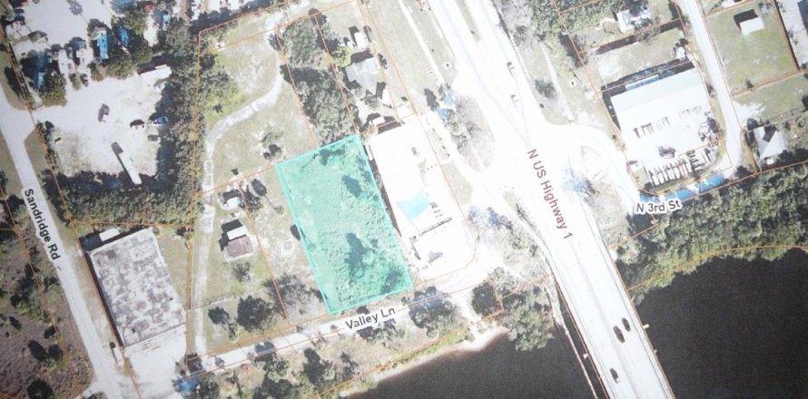 Commercial property in St. Lucie, Florida № 2194423