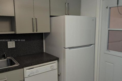 Condo in Hallandale Beach, Florida, 2 bedrooms № 2075283 - photo 5