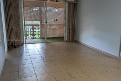 Condo in Hallandale Beach, Florida, 2 bedrooms № 2075283 - photo 3