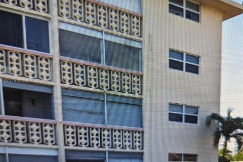 Condo in Hallandale Beach, Florida, 2 bedrooms № 2075283