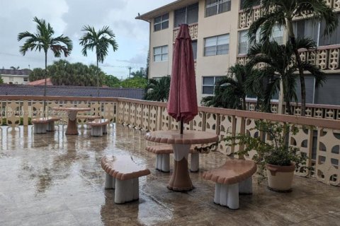 Condo in Hallandale Beach, Florida, 2 bedrooms № 2075283 - photo 2