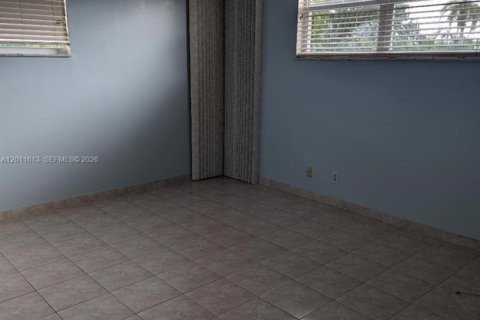 Condo in Hallandale Beach, Florida, 2 bedrooms № 2075283 - photo 7