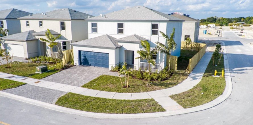 House in Homestead, Florida 5 bedrooms, 247.58 sq.m. № 2079182