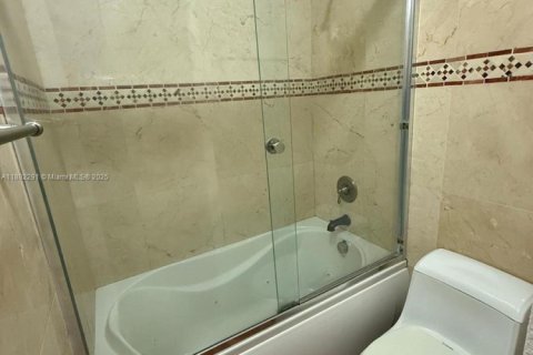 Снять в аренду таунхаус в Майами, Флорида 2 спальни, 107.58м2, № 1943988 - фото 10