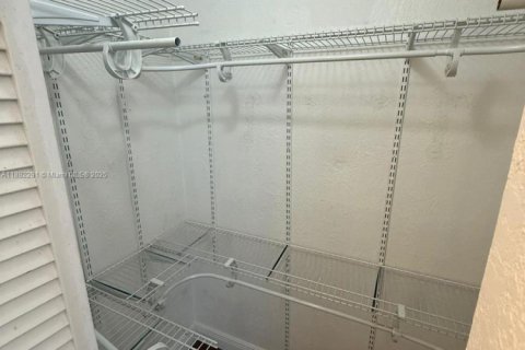 Снять в аренду таунхаус в Майами, Флорида 2 спальни, 107.58м2, № 1943988 - фото 8