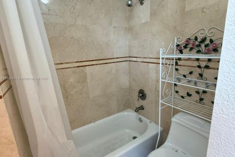 Снять в аренду таунхаус в Майами, Флорида 2 спальни, 107.58м2, № 1943988 - фото 5