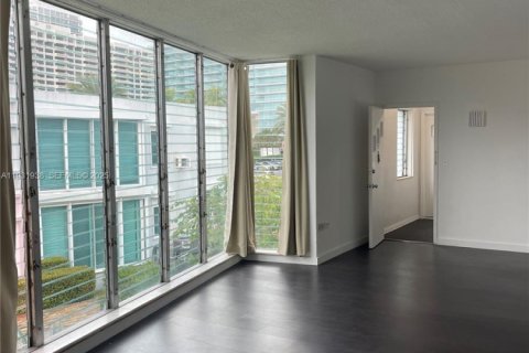 Condo in Bal Harbour, Florida, 1 bedroom  № 2152436 - photo 4