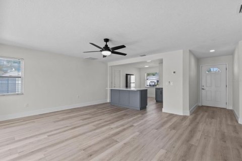 Villa ou maison à louer à Palm Harbor, Floride: 2 chambres, 111.11 m2 № 2102938 - photo 11
