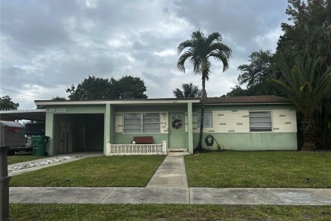 House in Miramar, Florida 3 bedrooms, 120.03 sq.m. № 1790143 - photo 1