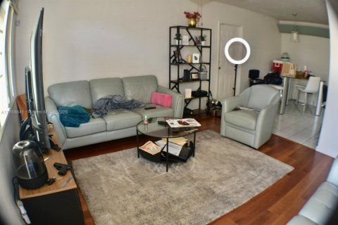 House in Miramar, Florida 3 bedrooms, 120.03 sq.m. № 1790143 - photo 4
