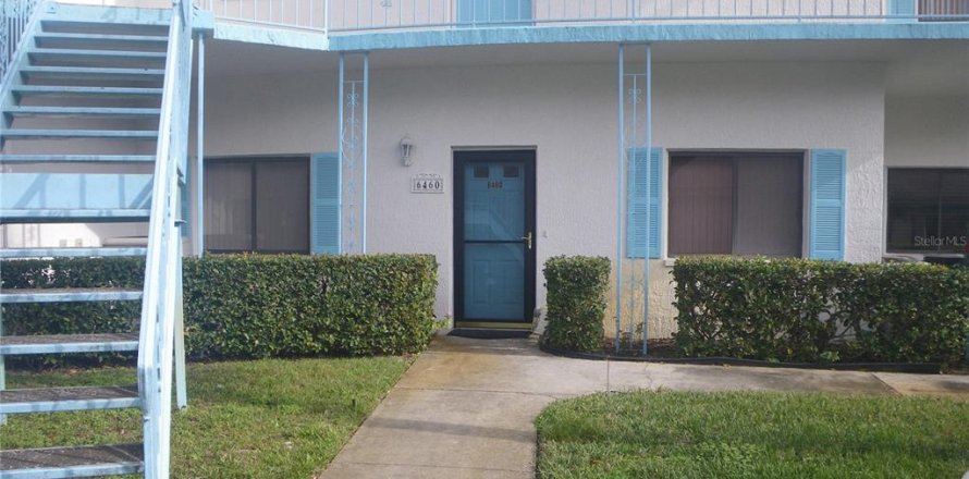 Condominio en Weeki Wachee, Florida, 2 dormitorios № 2148219