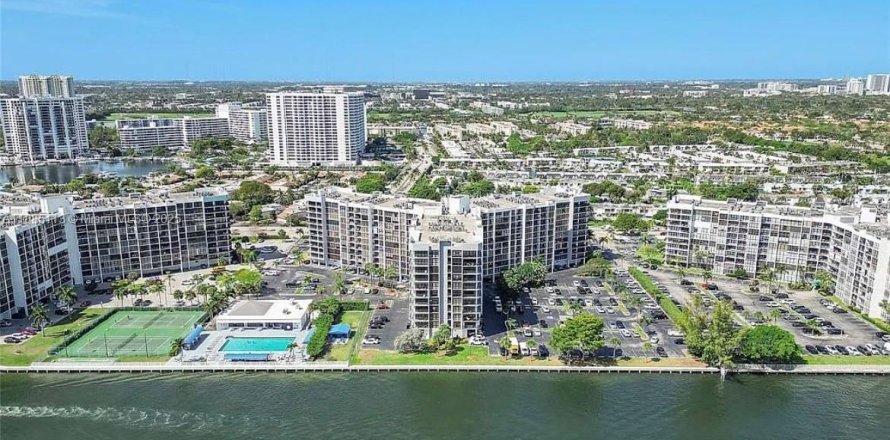 Condominio en Hallandale Beach, Florida, 2 dormitorios № 1932439