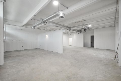 Купить коммерческую недвижимость в Майами, Флорида № 1702842 - фото 20