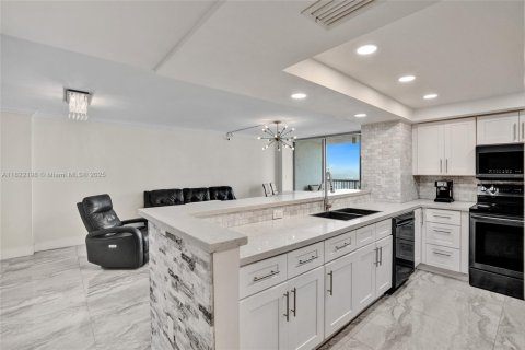 Condo in Miami Beach, Florida, 2 bedrooms  № 1783568 - photo 9