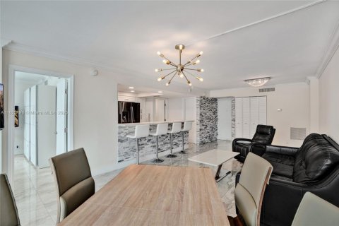Condo in Miami Beach, Florida, 2 bedrooms  № 1783568 - photo 13
