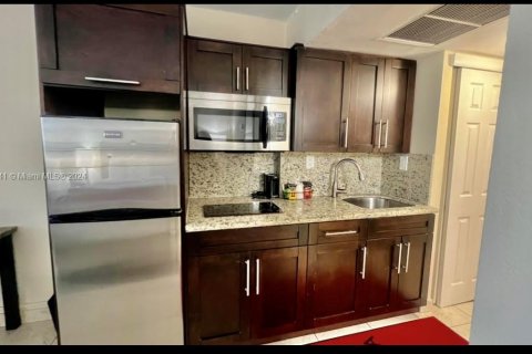 Hotel in Sunny Isles Beach, Florida 33.44 sq.m. № 1775756 - photo 9
