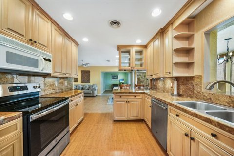 House in Englewood, Florida 2 bedrooms, 145.67 sq.m. № 1854357 - photo 5