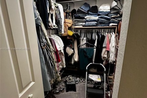 House in Miami, Florida 4 bedrooms, 237.83 sq.m. № 1927988 - photo 20