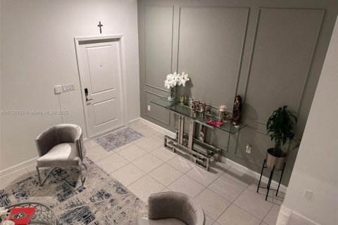 House in Miami, Florida 4 bedrooms, 237.83 sq.m. № 1927988 - photo 5