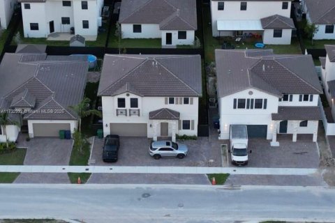 House in Miami, Florida 4 bedrooms, 237.83 sq.m. № 1927988 - photo 3