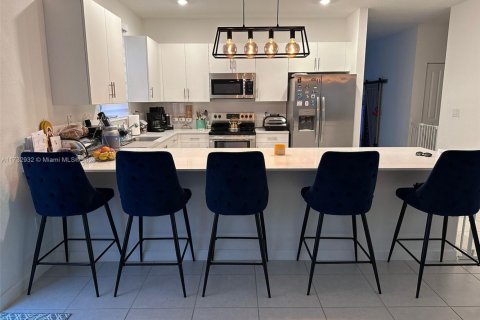 House in Miami, Florida 4 bedrooms, 237.83 sq.m. № 1927988 - photo 9