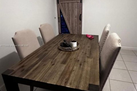 House in Miami, Florida 4 bedrooms, 237.83 sq.m. № 1927988 - photo 30